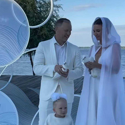 Елена Блиновская в третий раз сыграла свадьбу с мужем в честь годовщины брака